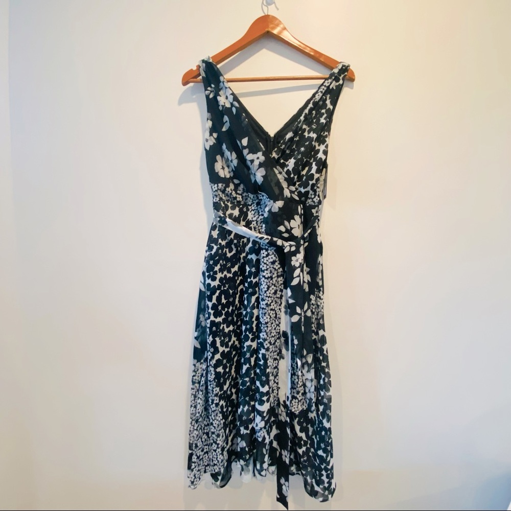 NWT DKNY Mixed Floral Chiffon V-Neck Midi Wrap Dress (Black size 2)